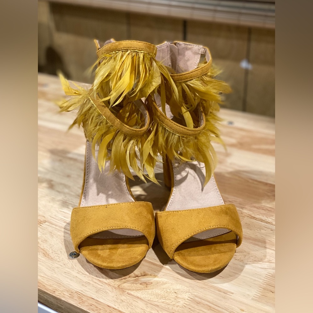 Ashley Stewart Lisa -4-A Feather Strap Stacked Heel Sandals. Size 11